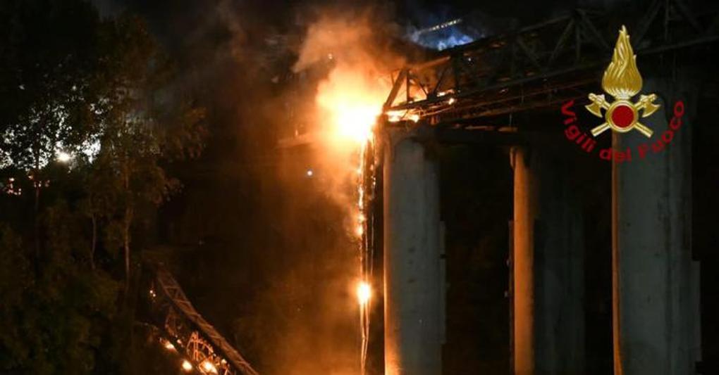 Benevento, maxi incendio devasta la fabbrica del gruppo Sapa ad Airola